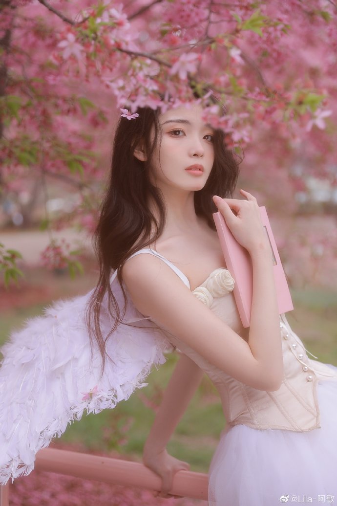 谢贤离世引发港圈哀悼，王菲与张柏芝三胎生父疑云再起