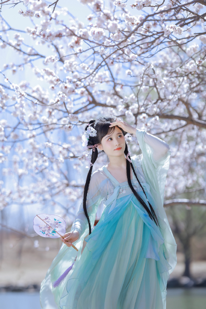 周星驰新作《功夫女足》票房突破16亿，有望冲击30亿大关